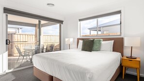 3 bedrooms, iron/ironing board, free WiFi, bed sheets - Kindred House - a quiet residential area (Rockbank)