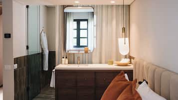 Luxury House | In-room safe, laptop workspace, free WiFi