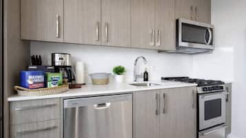 Coffee/tea maker, fridge, microwave, oven