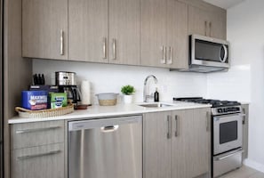 Wasserkocher mit Kaffee-/Teezubehör, Kühlschrank, Mikrowelle, Ofen