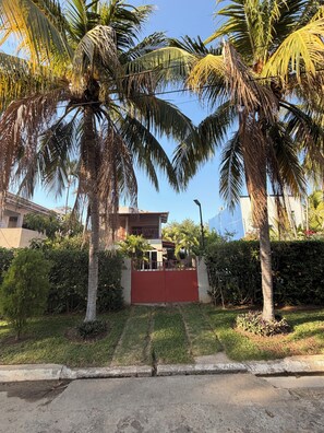 Property grounds - Cozy beach house - 5 minute walk to the fabulous Playa San Blas 3 rooms with AC (Playa San Blas)