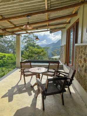 Lyxstuga - utsikt mot bergen | Restaurang utomhus