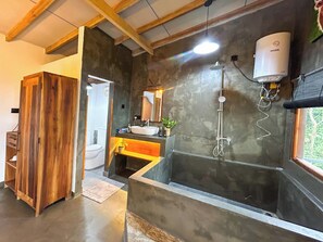 Lyxstuga - utsikt mot bergen | Badrum