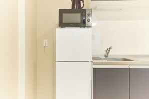 Apartemen | Dapur pribadi | Lemari es, microwave, kompor, dan ketel listrik