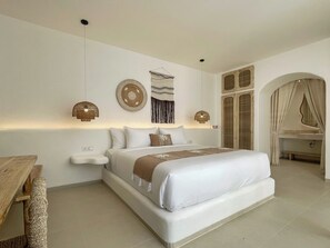Luxury Villa, 2 Bedrooms, Private Pool, Pool View | Peti besi dalam bilik, meja, ruang kerja komputer riba 
