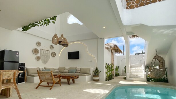 A modern living area with a pool, seating, and a TV. - Casa Nimare (Ungasan)