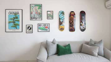 En væg med indrammede plakater og fire skateboards.