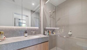Shower, hair dryer, towels, shampoo - Luxury West End Apartment - Pool • Gym • Parking (West End)
