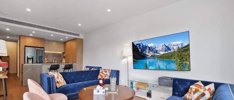 Fernseher, Stereoanlage, Arbeitsbereiche