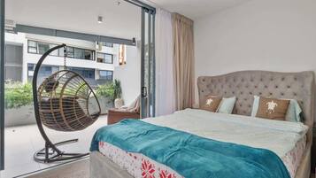 2 bedrooms, desk, iron/ironing board, WiFi