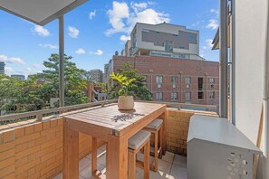 Outdoor dining - 3-Bed Teneriffe Apartment - Pool | Gym | Parking (Teneriffe)