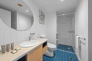 Shower, hair dryer, towels, shampoo - 3-Bed Teneriffe Apartment - Pool | Gym | Parking (Teneriffe)