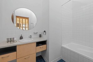 Douche, sèche-cheveux, serviettes fournies, shampoing