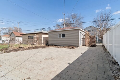 Charming 5-bedroom Jefferson Park Bungalow near O’Hare