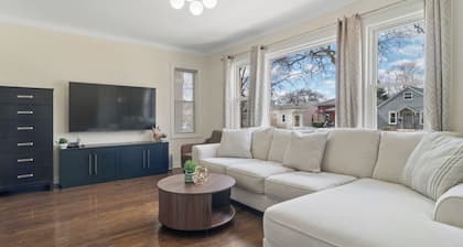 Charming 5-bedroom Jefferson Park Bungalow near O’Hare