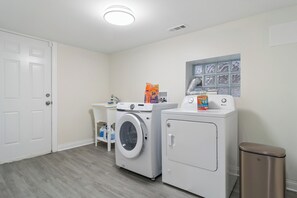Interior - Charming 5-bedroom Jefferson Park Bungalow near O’Hare (Chicago)