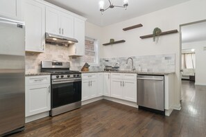 Private kitchen - Charming 5-bedroom Jefferson Park Bungalow near O’Hare (Chicago)