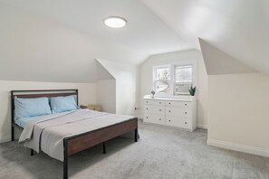 5 bedrooms, WiFi, bed sheets - Charming 5-bedroom Jefferson Park Bungalow near O’Hare (Chicago)