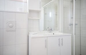 Shower - Lovely home in Nedstrand with sauna (Nedstrand)