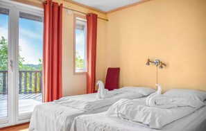 4 bedrooms, travel cot, free WiFi - Lovely home in Nedstrand with sauna (Nedstrand)