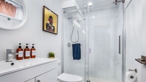 Secadora de cabello, toallas, jabón, papel de baño 