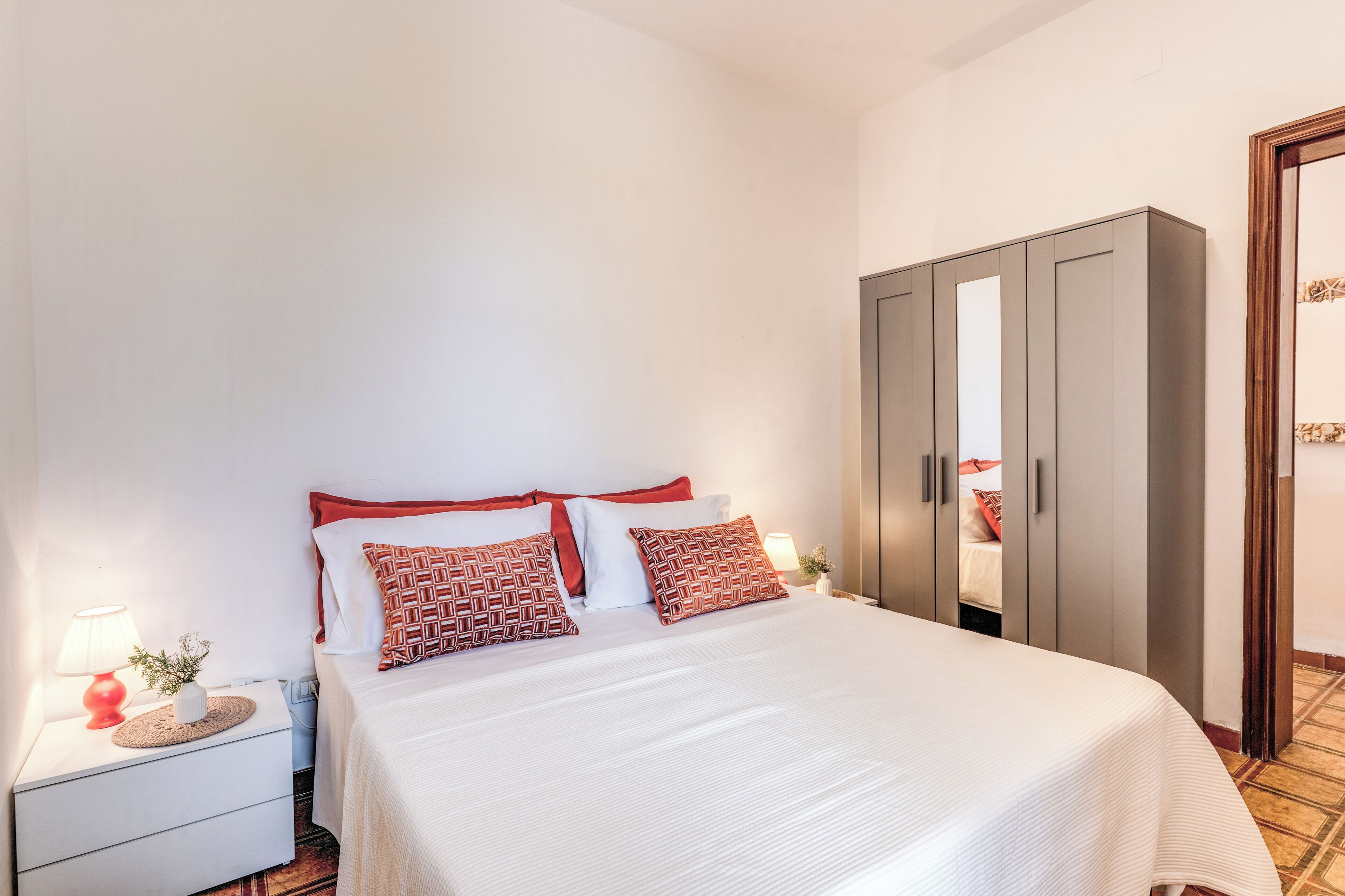 4 bedrooms, iron/ironing board, bed sheets