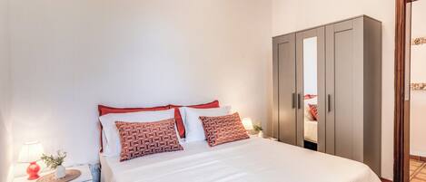 4 bedrooms, iron/ironing board, bed sheets
