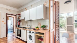 Refrigerador, horno, parrilla de estufa y utensilios de cocina 