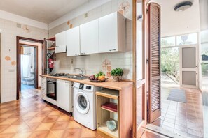 Kühlschrank, Ofen, Herdplatte, Kochgeschirr/Geschirr/Besteck