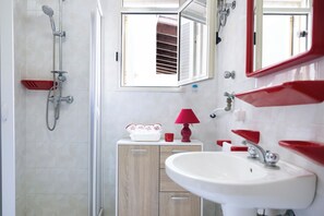 Shower, hair dryer, bidet, towels - Residenza delle Acacie - Le case di Valentina (Baia Verde)