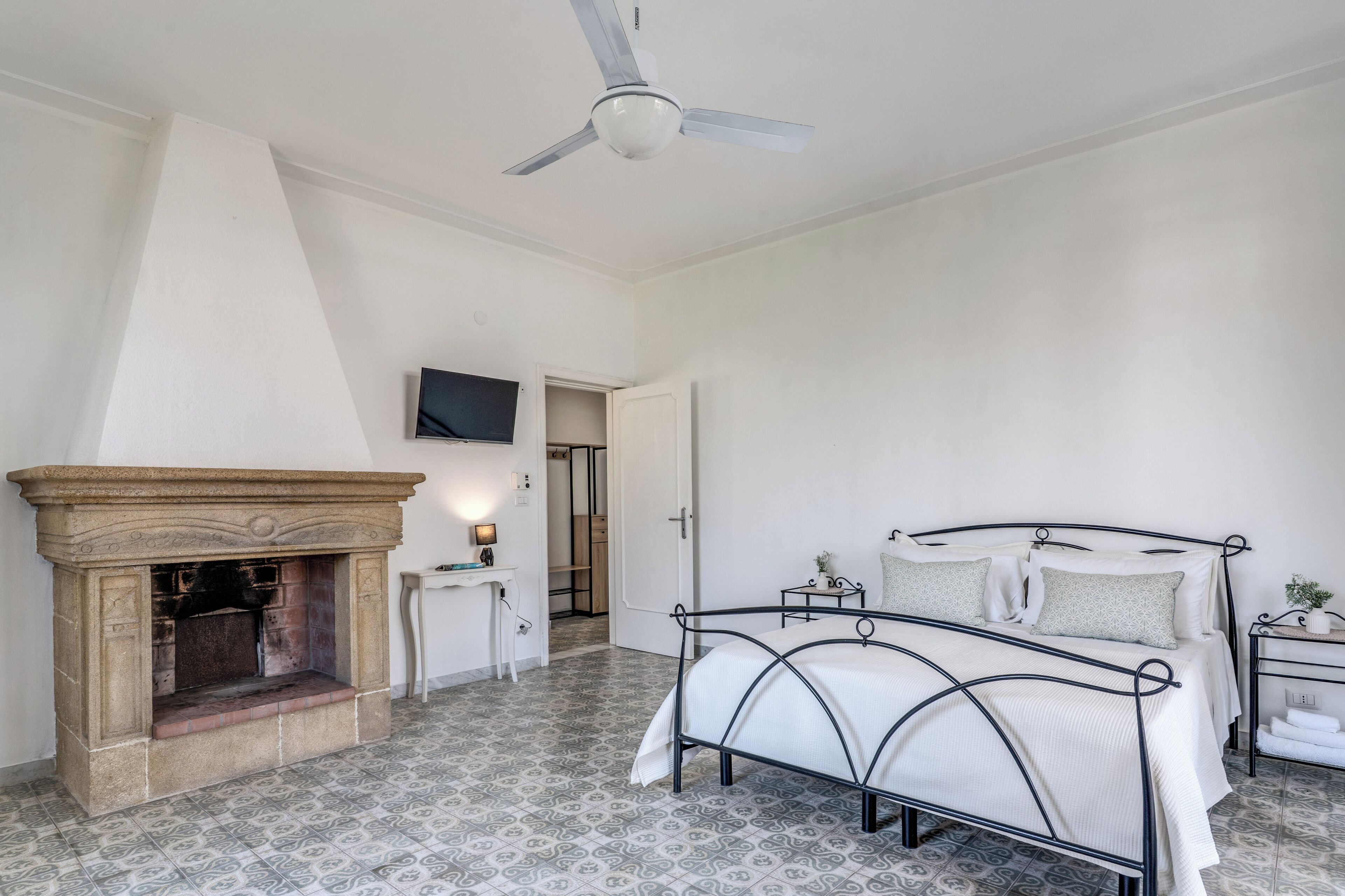 4 bedrooms, bed sheets