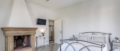 4 bedrooms, bed sheets