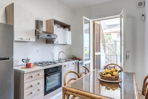 Frigorífico, horno, placa de cocina y utensilios de cocina