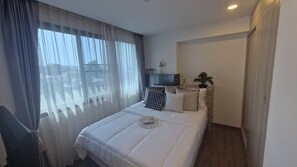 Deluxe kamer | Een kluis op de kamer, een bureau, een laptopwerkplek