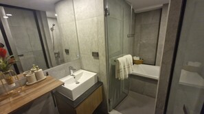 Habitación Deluxe | Baño | Ducha y bañera combinadas, secador de pelo, toallas y jabón