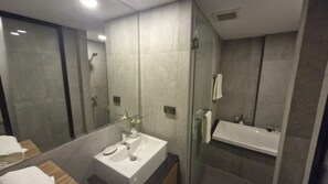 Habitación cuádruple Deluxe, balcón, vistas a la montaña | Baño | Ducha y bañera combinadas, secador de pelo, toallas y jabón