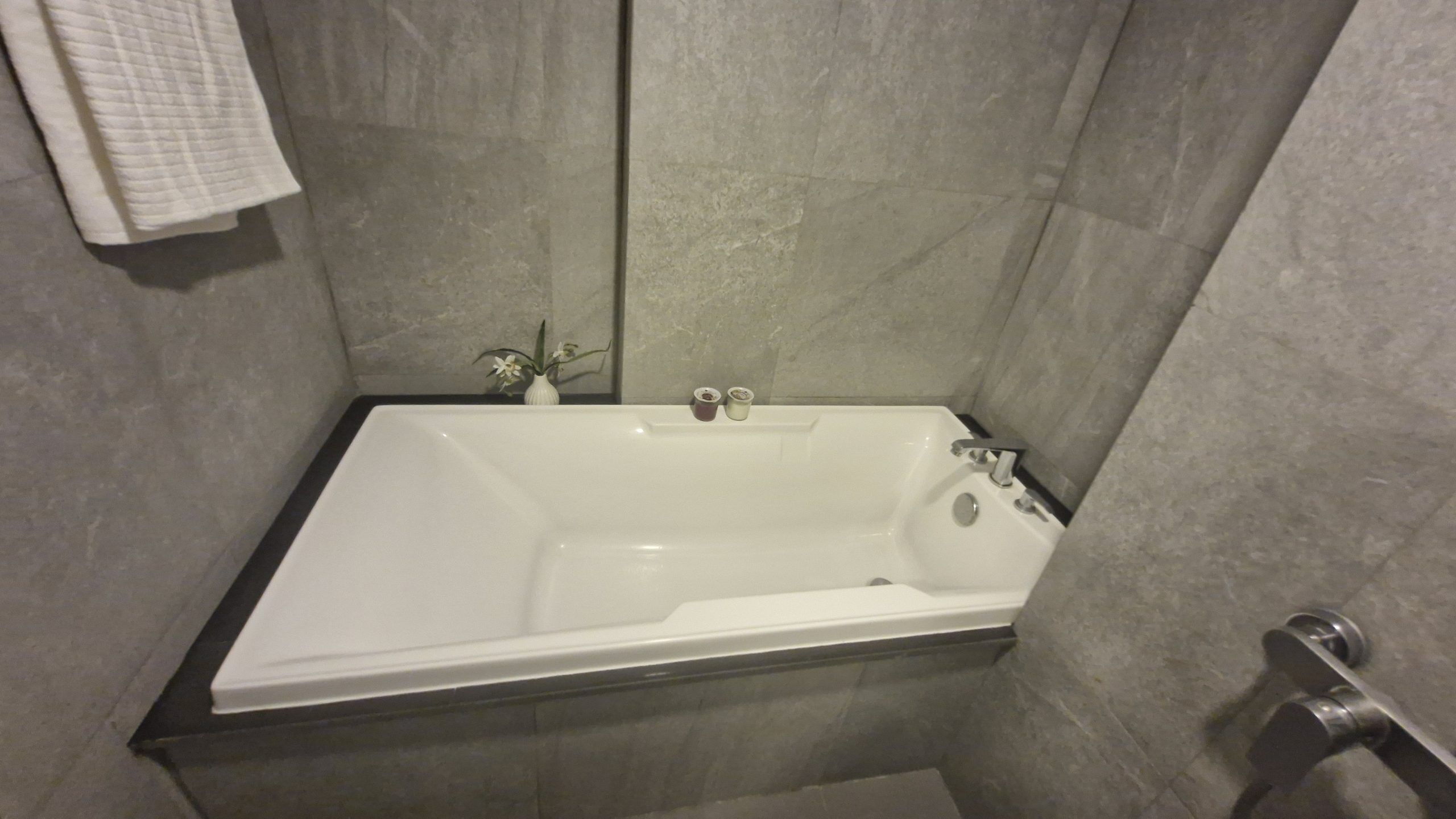 Deluxe Quadruple Room, Balcony, Mountain View | Bathroom