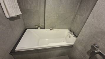Deluxe Quadruple Room, Balcony, Mountain View | Bathroom