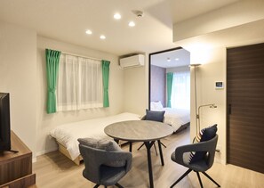 Escritorio, cortinas opacas, wifi gratis
