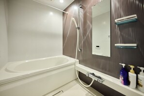 Combined shower/tub, hair dryer, slippers, towels - ShaMaison richelive Yoshizuka by Tranova (Fukuoka)