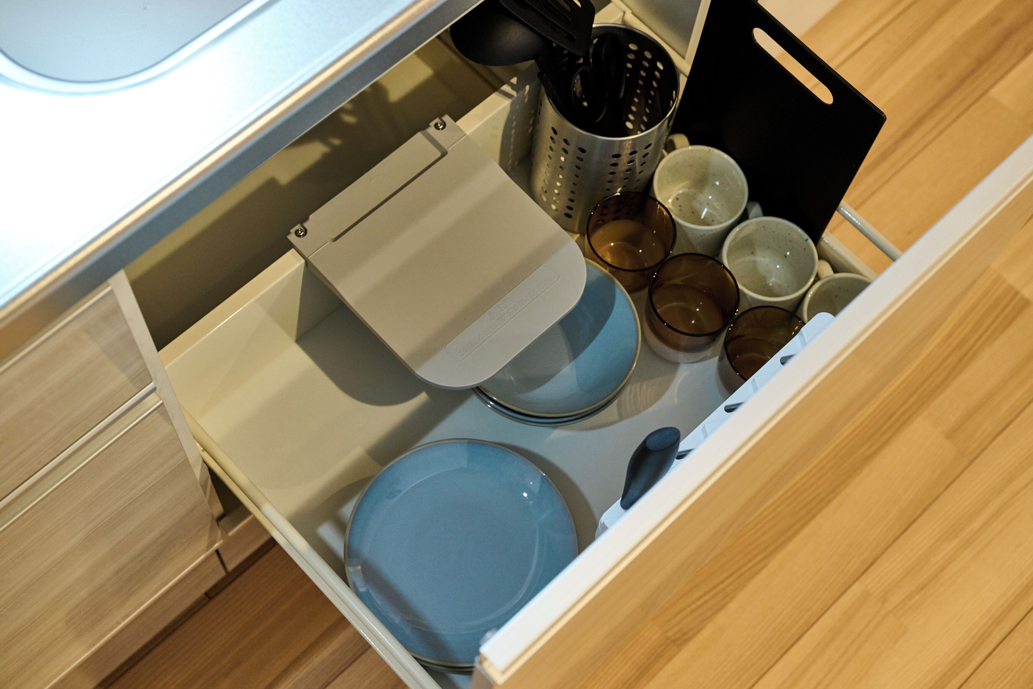Frigorífico, microondas, placa de cocina y utensilios de cocina