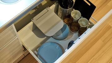 Frigorífico, microondas, placa de cocina y utensilios de cocina