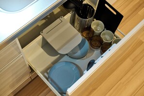 Frigorífico, microondas, placa de cocina y utensilios de cocina