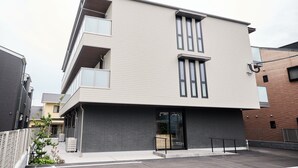 A modern multi-story building with a flat roof, large windows, and balconies. - ShaMaison richelive Yoshizuka by Tranova (Fukuoka)