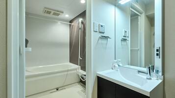 Ducha y bañera combinadas, secador de pelo, zapatillas y toallas