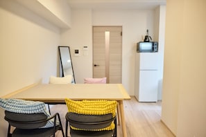 Eine kleine, moderne Küche mit Mikrowelle und Kühlschrank.