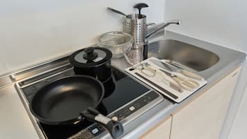 Apartemen | Dapur pribadi | Lemari es, microwave, kompor, dan ketel listrik