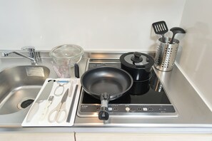 Apartment | Private kitchen | Fridge, microwave, stovetop, electric kettle - Mon Soleil Suitengu by Tranova (Tokyo)