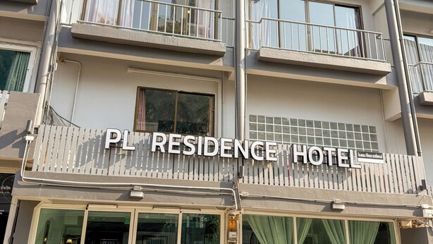 Un hotel de varios pisos con balcones, ventanas grandes y un letrero que dice 'PL RESIDENCE HOTEL'.