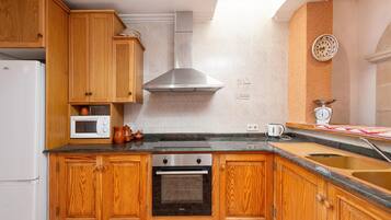 Refrigerador, microondas, horno, placa de cocina